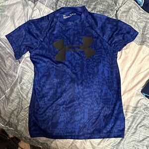 Boys under armour shirt size medium